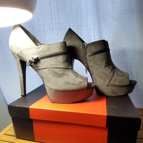 G by Guess Gray Suede Platform Ankle Shooties 8.5 - Picture 6 of 8